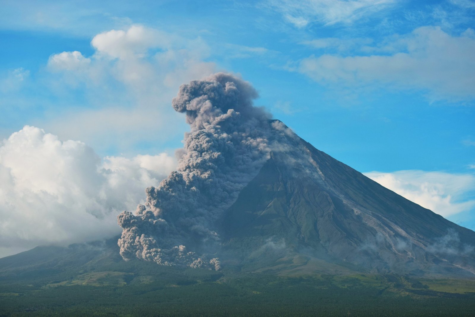 The Unpredictable Future of Volcanic Eruptions (image credits: wikimedia)