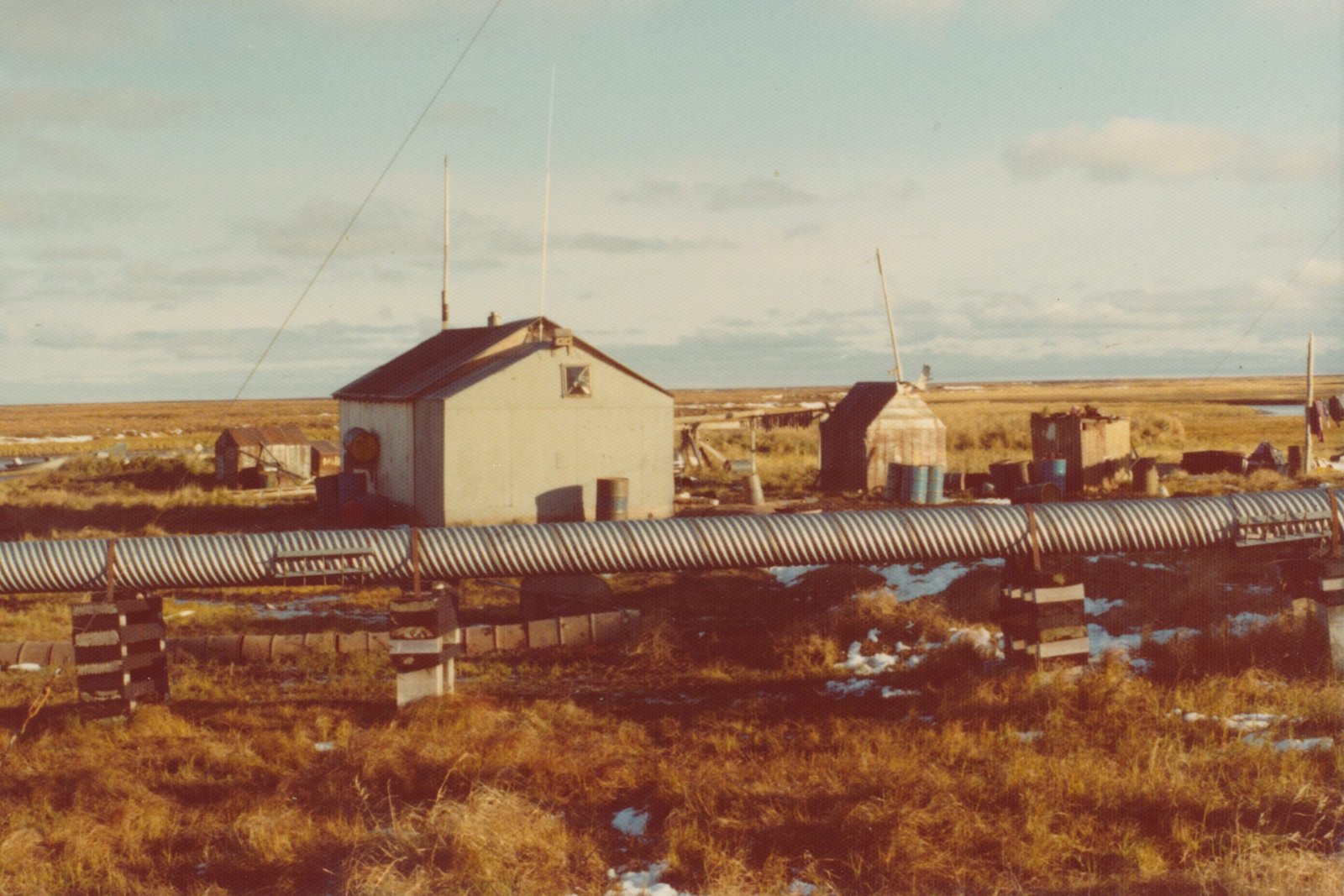 Towns on the Edge: Real-Life Examples (image credits: wikimedia)