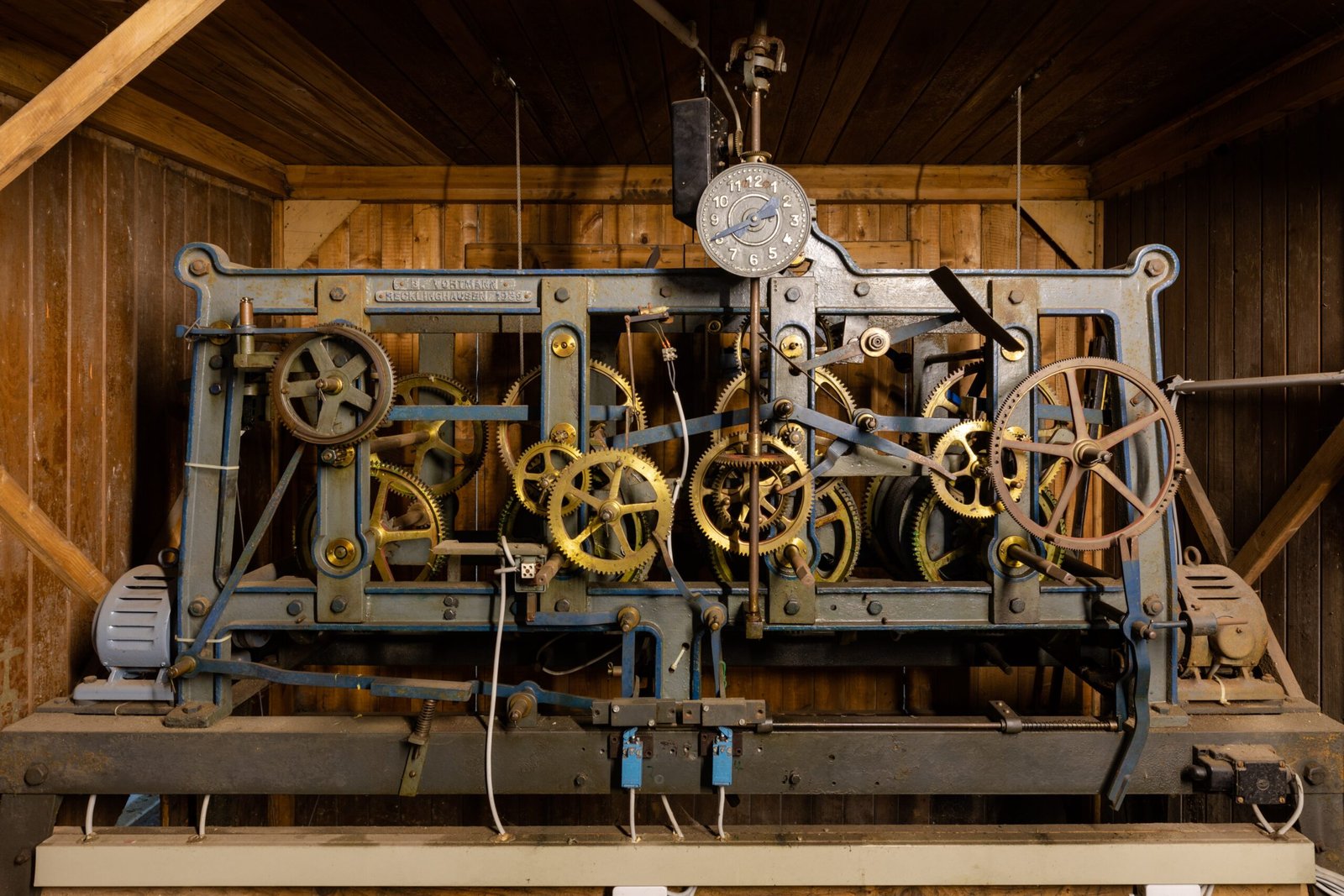 The Myth of the All-Knowing Machine (image credits: wikimedia)