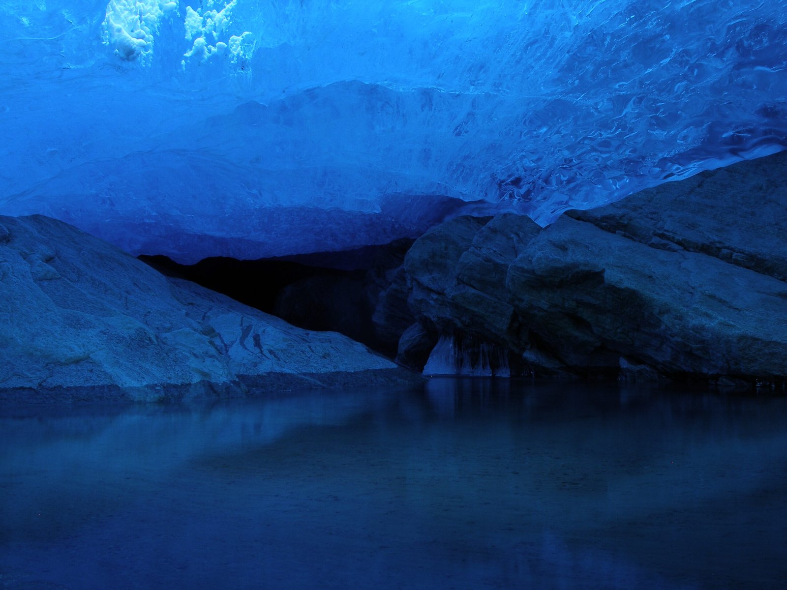 How Do Lakes Exist Beneath So Much Ice? (image credits: wikimedia)