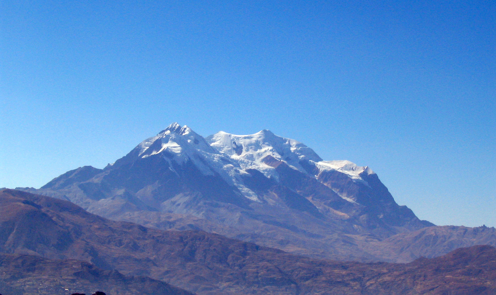 Mount Illimani: Sentinel of the City (image credits: wikimedia)