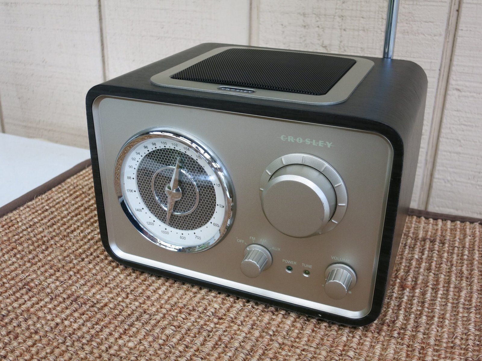 Magnetic Tapes and Vinyl: Sounds of an Era (image credits: wikimedia)