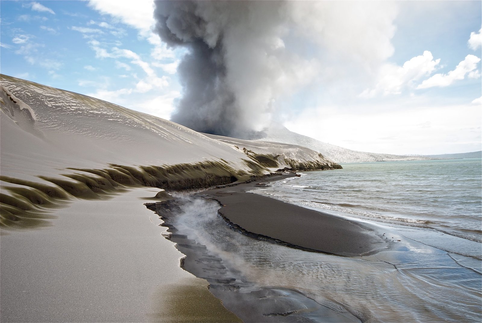 A Blanket of Ash: Nature’s Time Capsule (image credits: wikimedia)