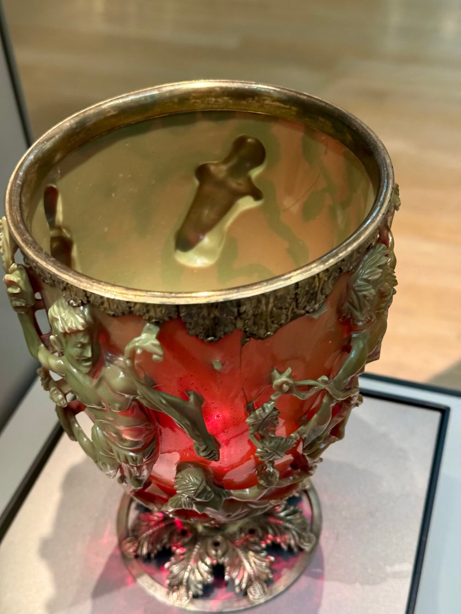 The Lycurgus Cup: A Glass That Changes Color (image credits: wikimedia)