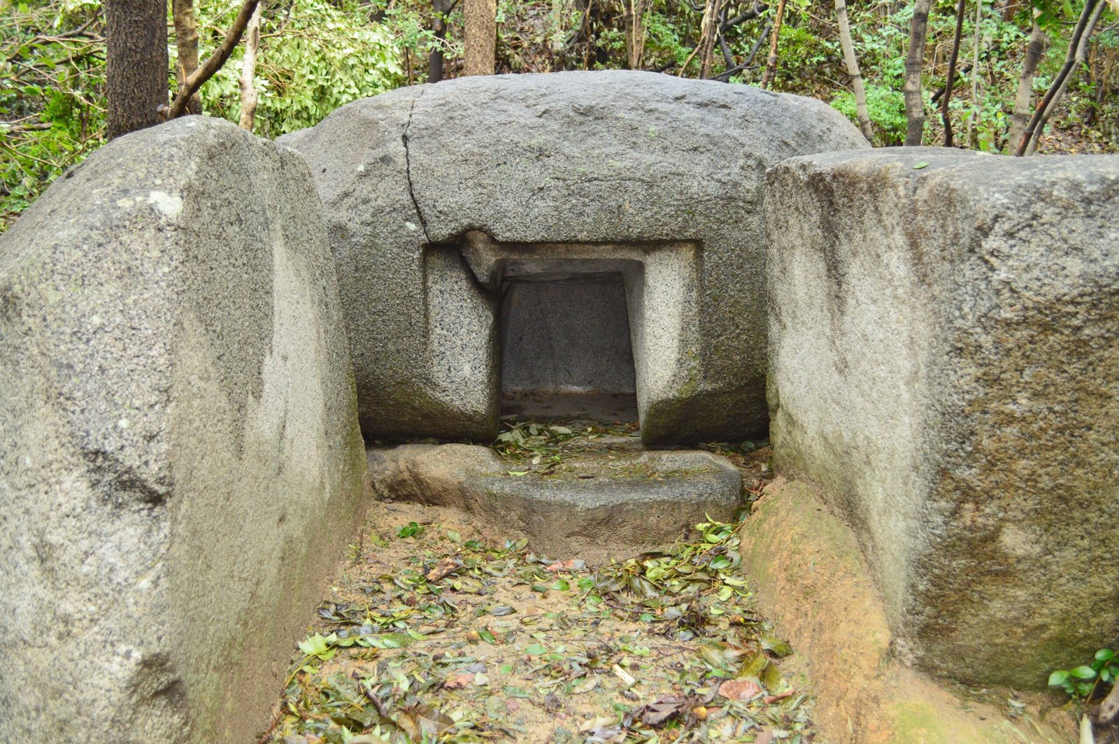 Japanese Ishi-no-Hoden: The Floating Stone (image credits: wikimedia)