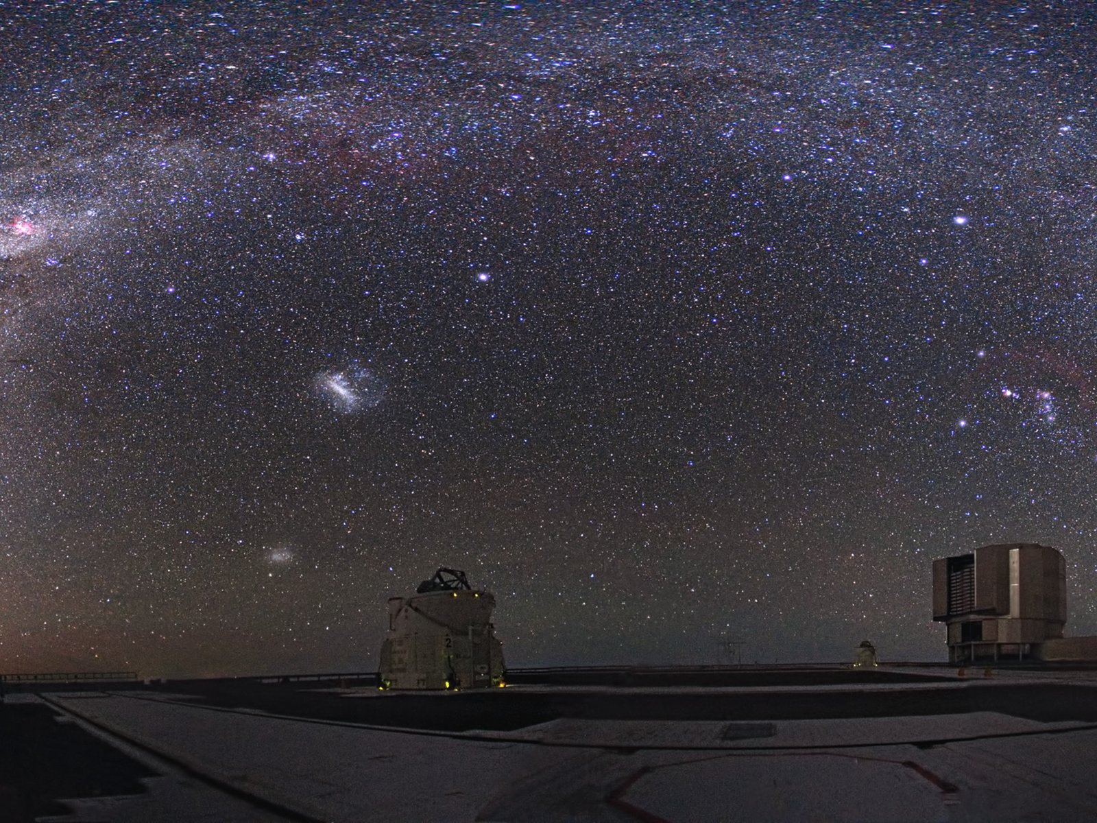 Wavelengths and Color: The Moon’s Unique Light Spectrum (image credits: wikimedia)