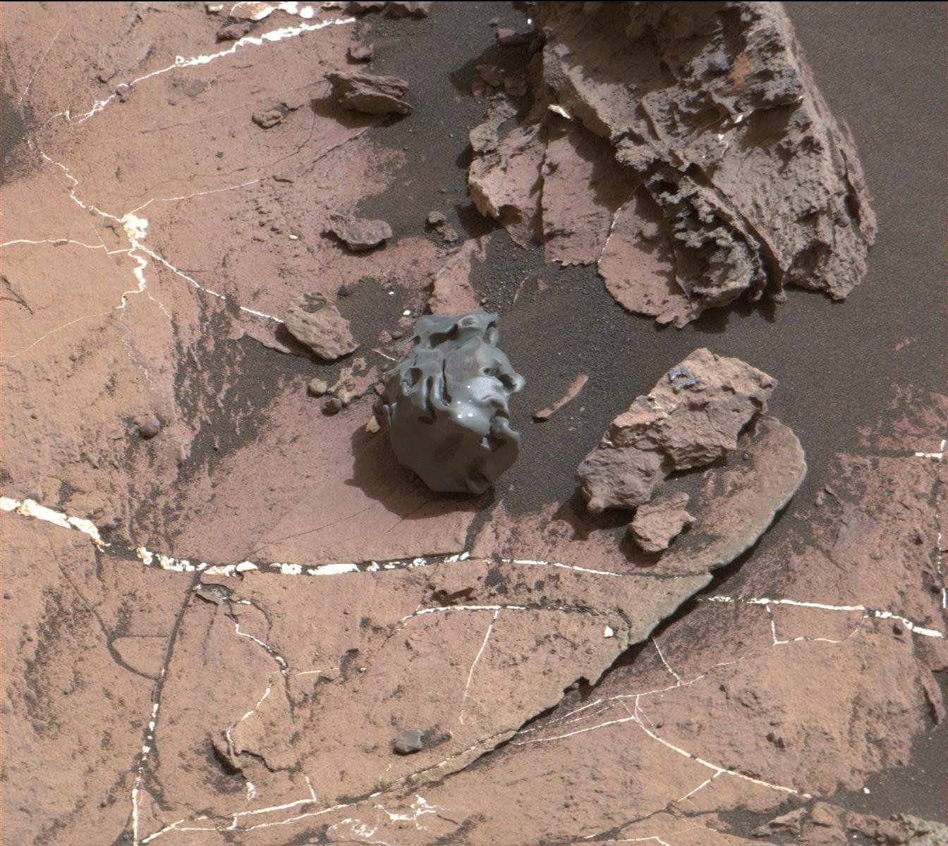 The Age Paradox: Young Rocks from an Old Planet (image credits: wikimedia)