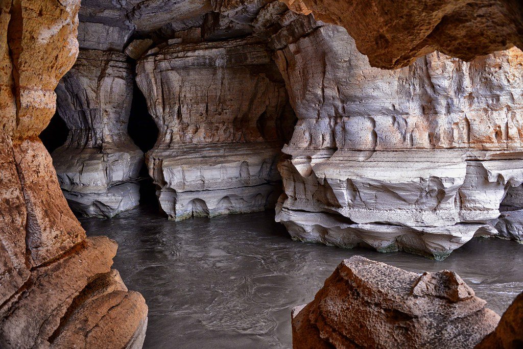 The Cave That Breathes: How Air Pressure Makes Underground Chambers Inhale and Exhale