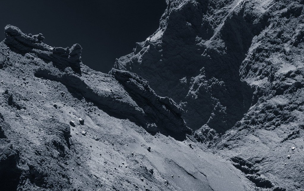 Sunlight and Shadows: The Comet’s Changing Face (image credits: flickr)