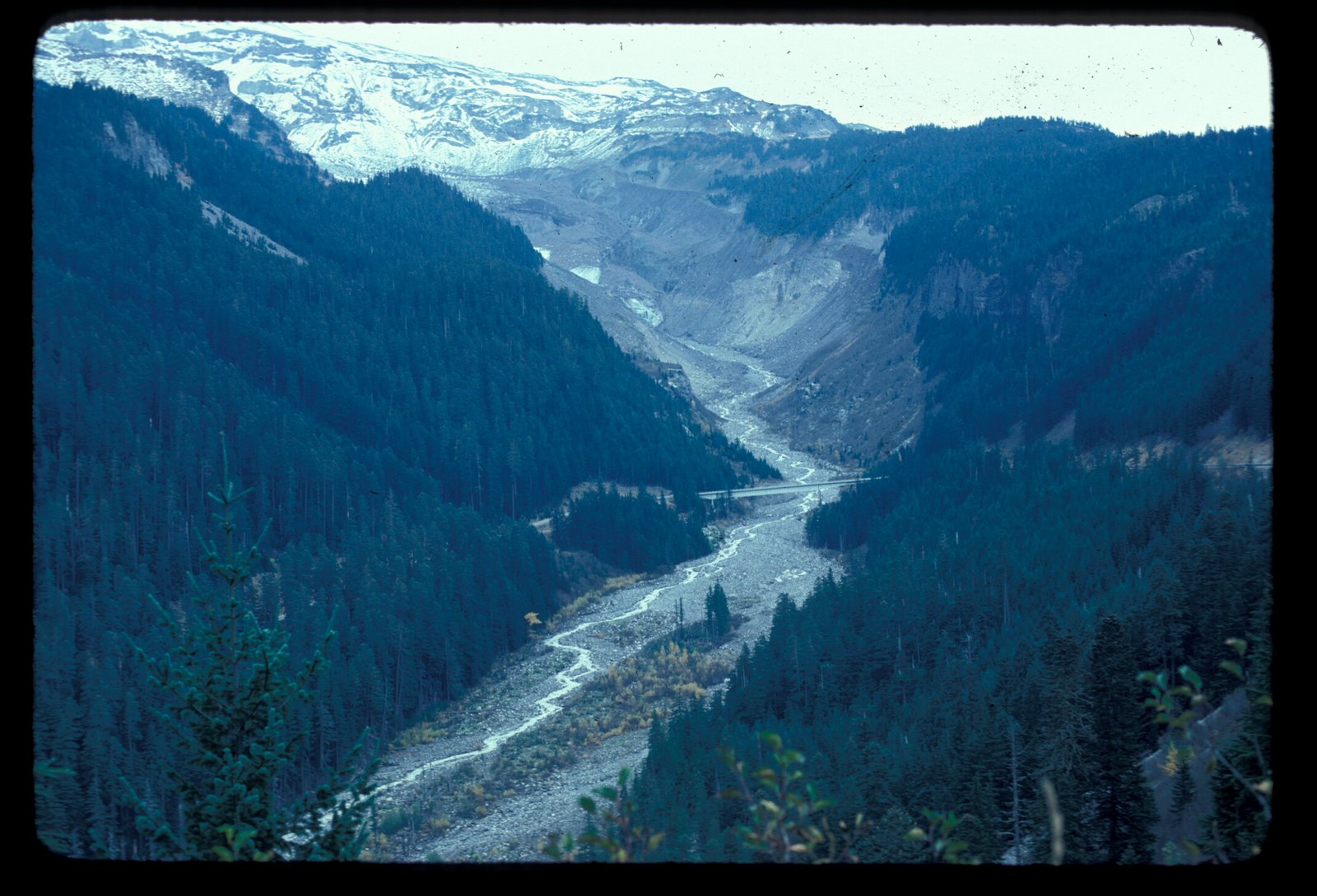 Glaciers as Living, Breathing Giants (image credits: wikimedia)