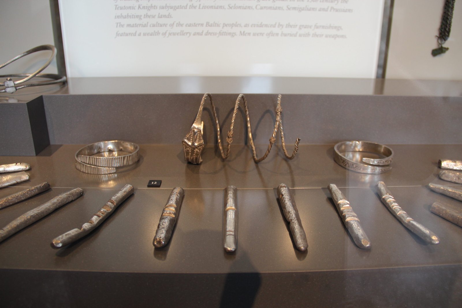 Artifacts: Clues or Red Herrings? (image credits: wikimedia)