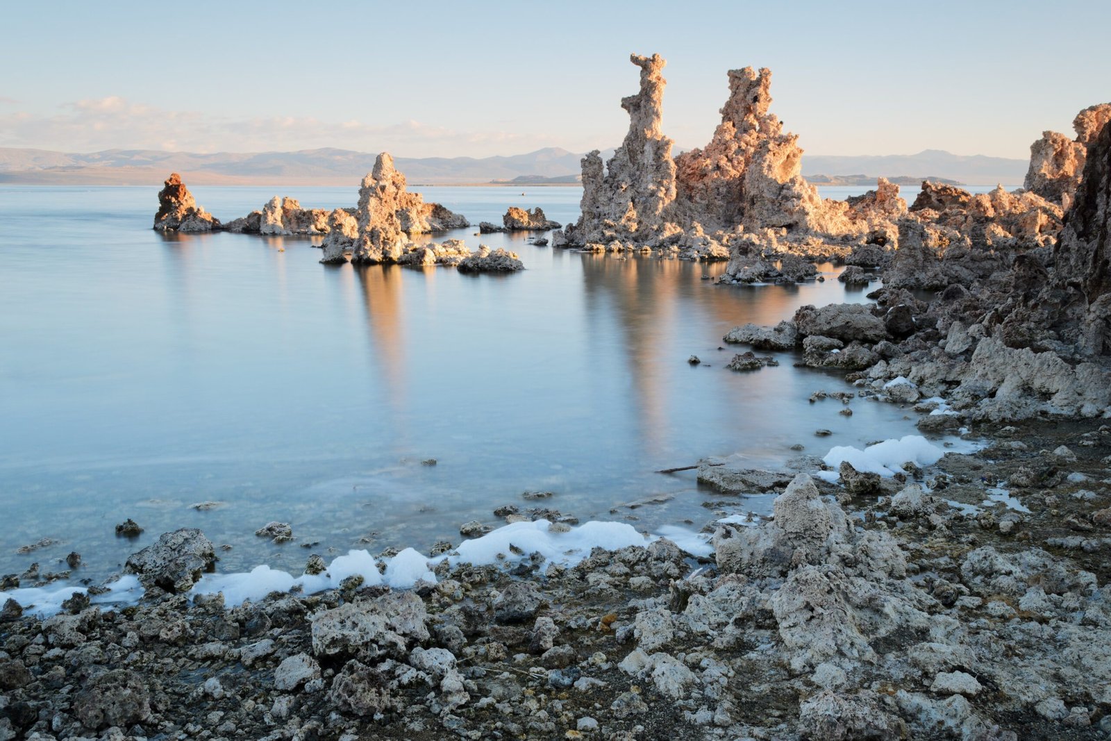 Mono Lake's Alien Towers (image credits: wikimedia)
