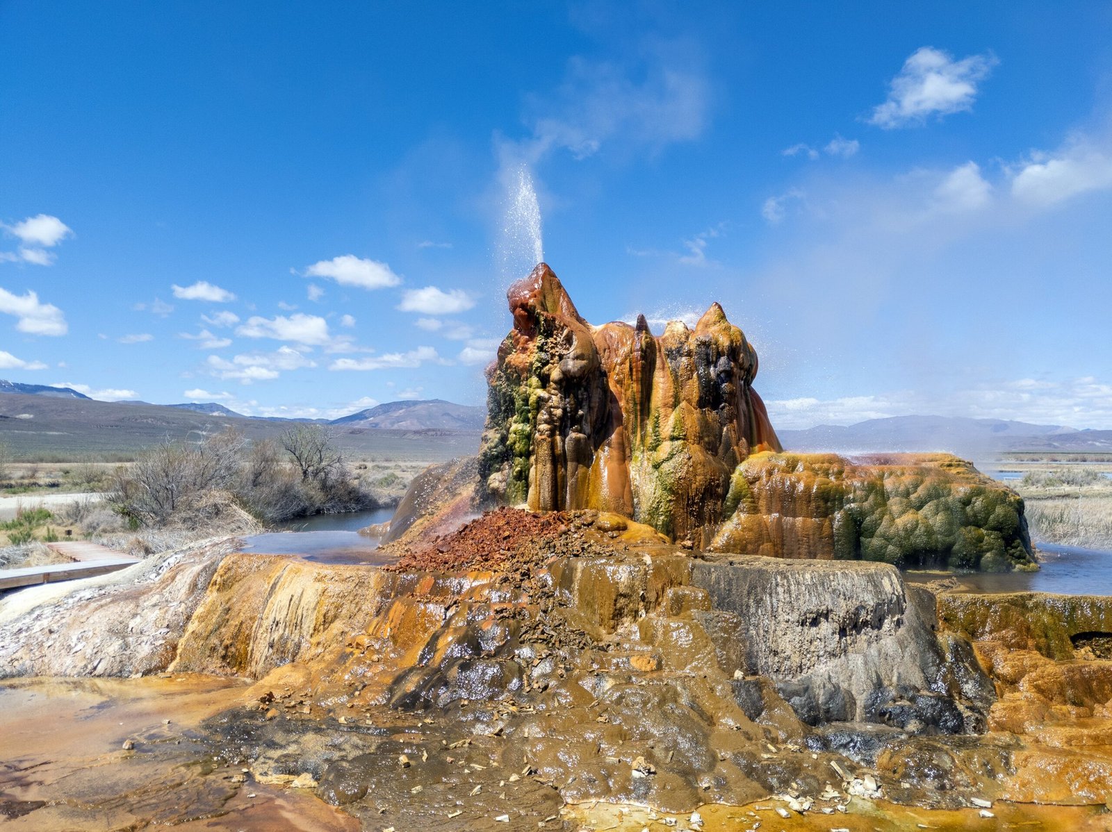California's Fly Geyser Alien Installation (image credits: wikimedia)