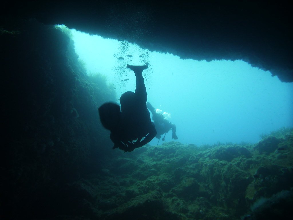 Unique Cave Diving Challenges and Discoveries (image credits: flickr)