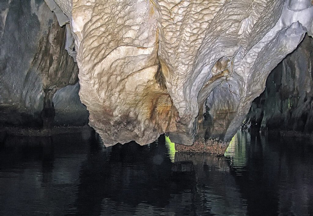 Chemical Energy Instead of Sunlight - The Cave's Power Source