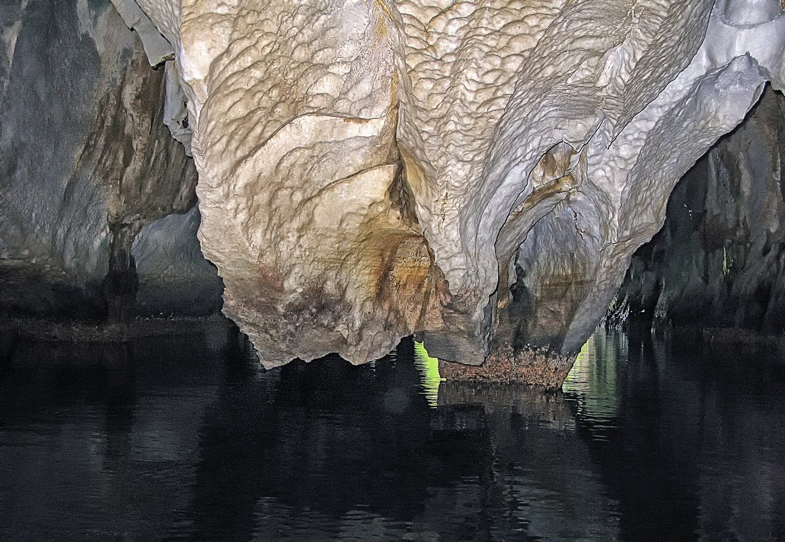 Chemical Energy Instead of Sunlight - The Cave's Power Source (image credits: wikimedia)