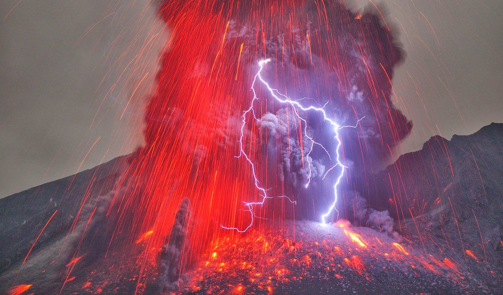 The Role of Water Vapor in Volcanic Lightning (image credits: flickr)