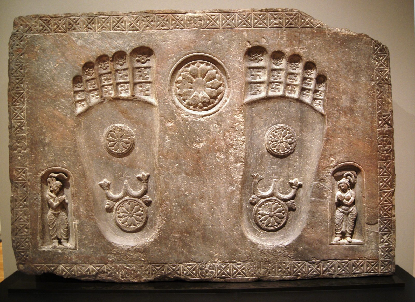 Comparing Human Footprints to Hypothetical Ancients (image credits: wikimedia)