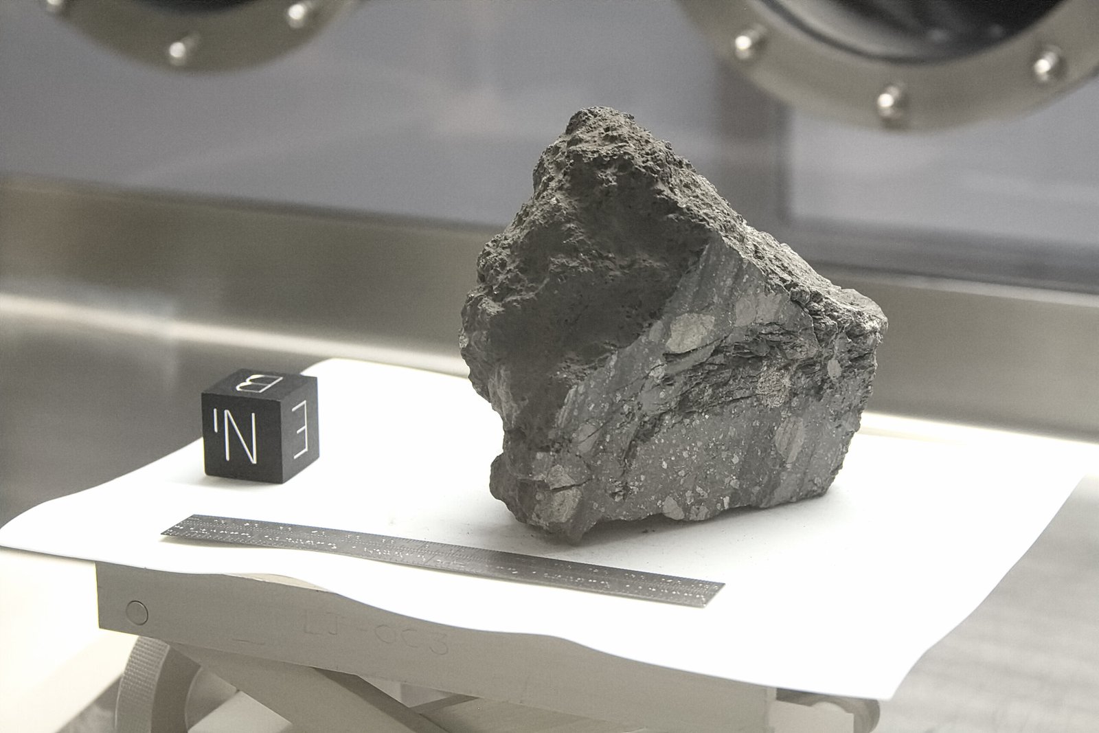 The Lunar Sample Paradox (image credits: wikimedia)