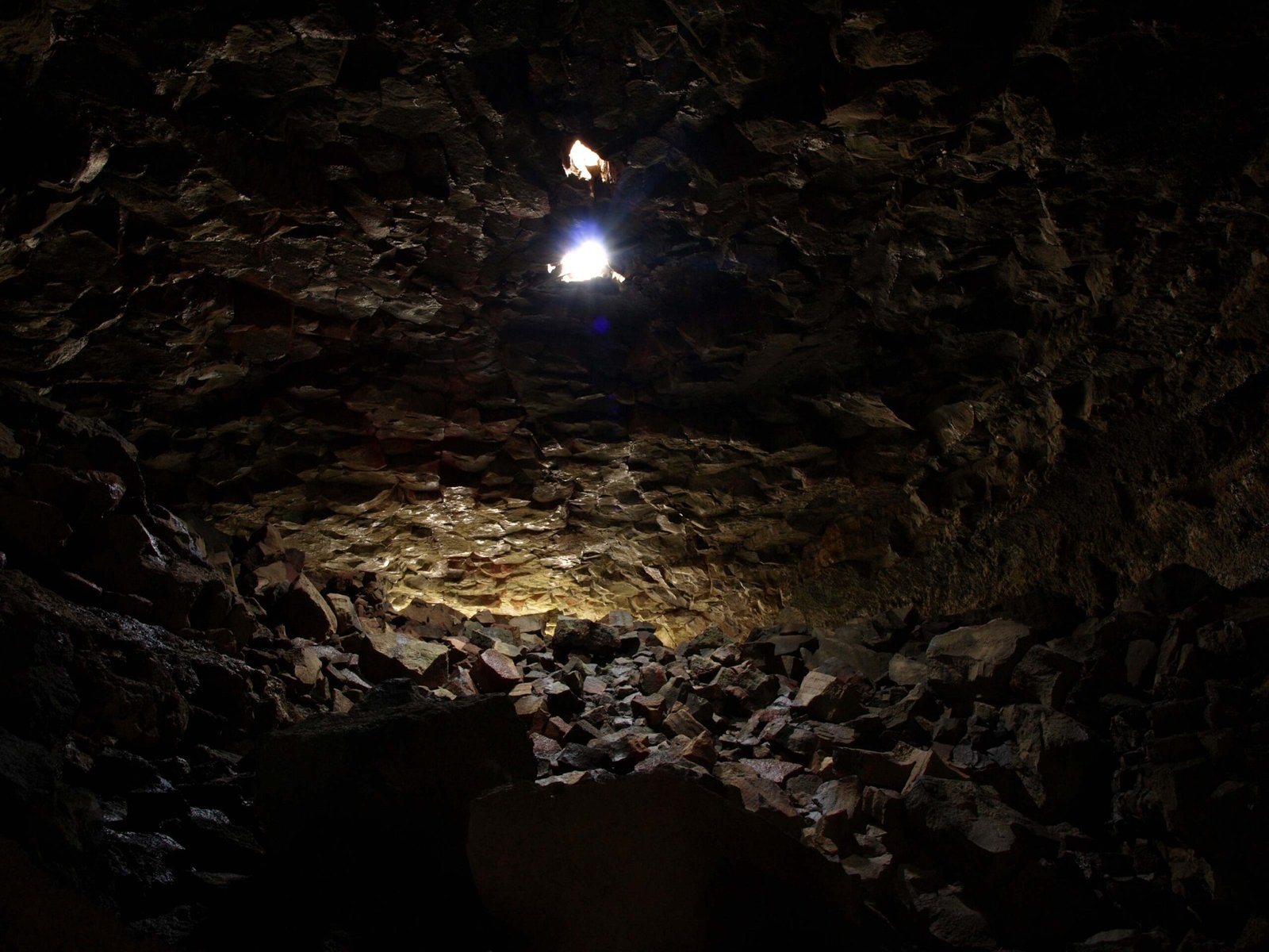 Comparing Kazumura to Other Lava Tubes (image credits: wikimedia)