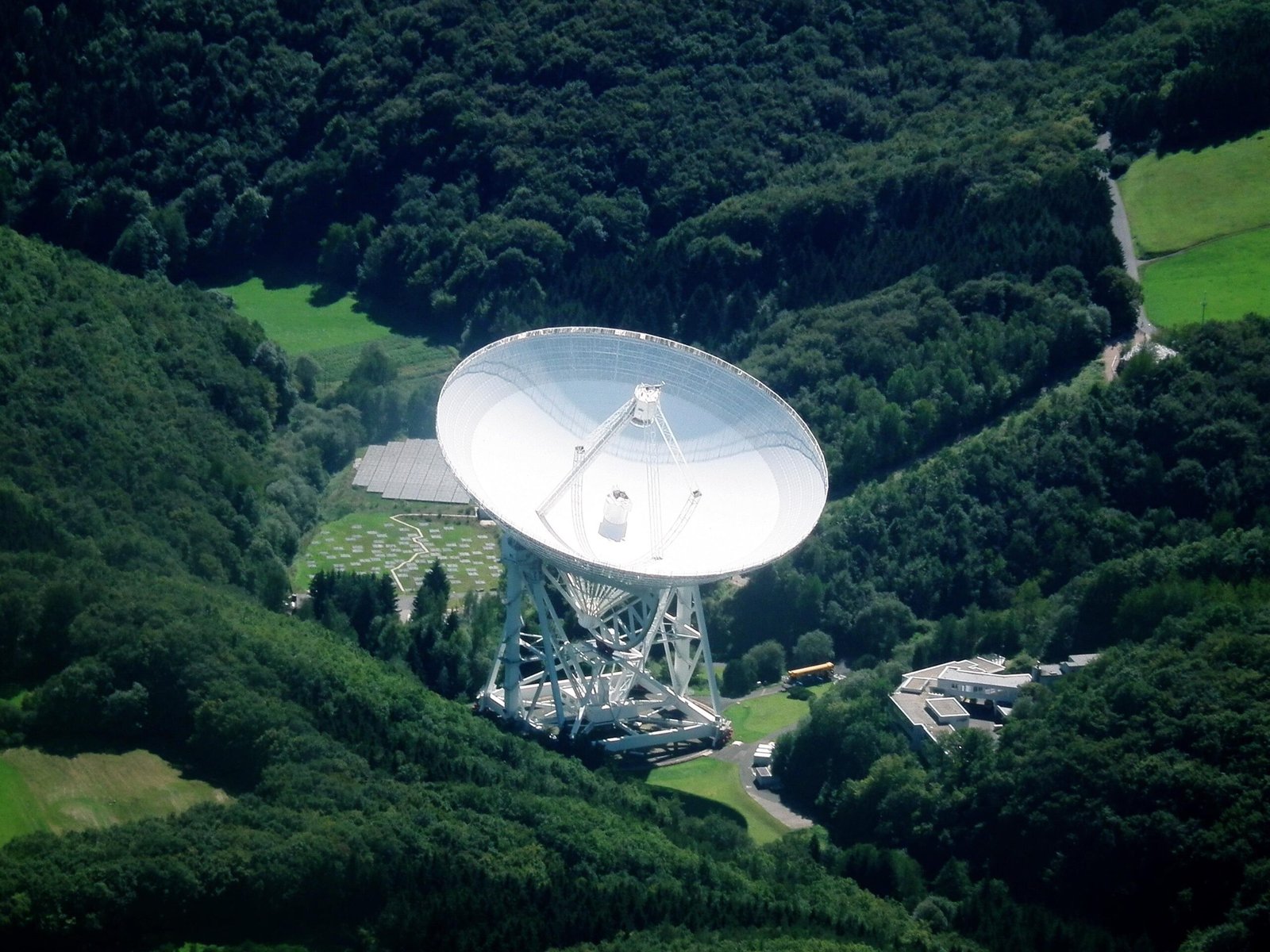 Effelsberg Radio Telescope Mapped the Galactic Center (image credits: wikimedia)