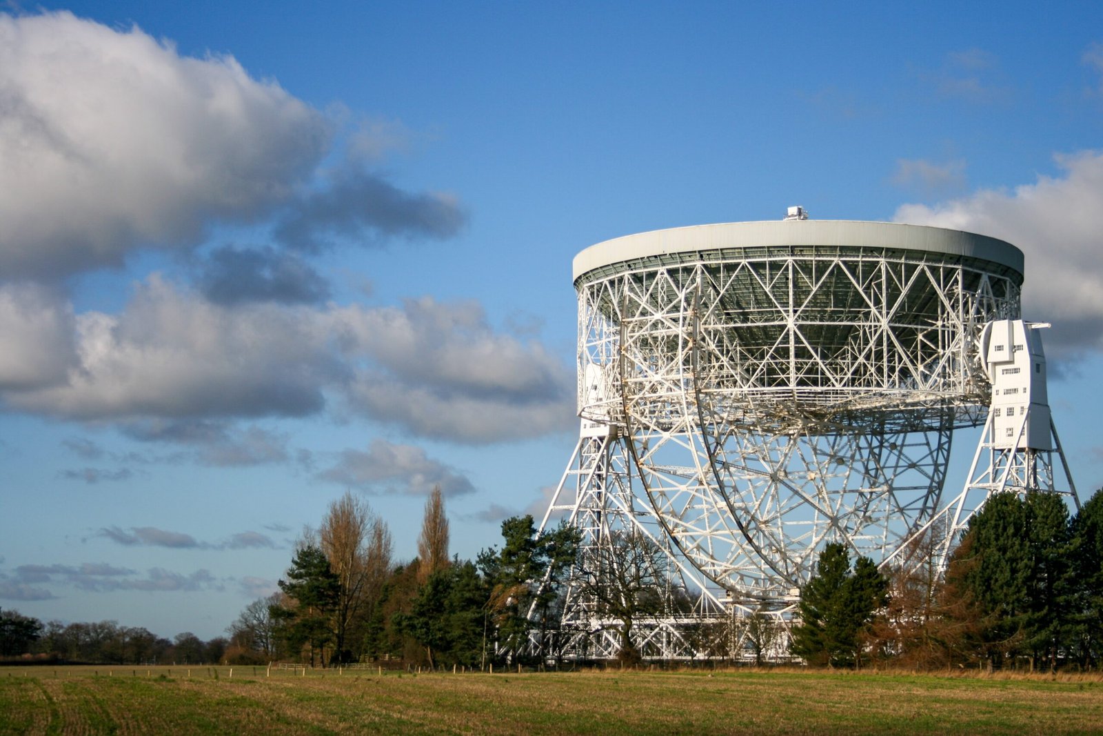 Lovell Telescope Tracked the First Space Missions (image credits: wikimedia)