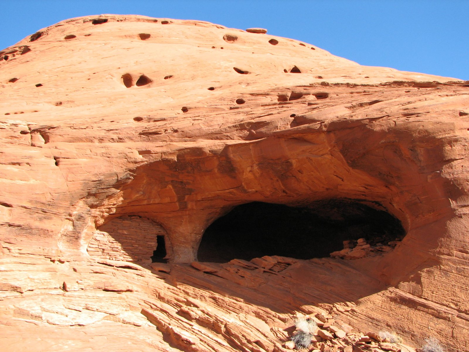 Why Our Brains Love Ancient Mystery Stories (image credits: wikimedia)