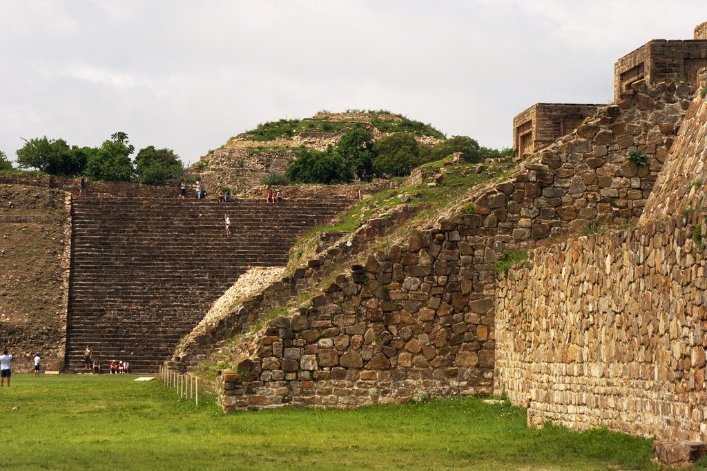 The Mystery of Monte Albán's Abandonment (image credits: flickr)