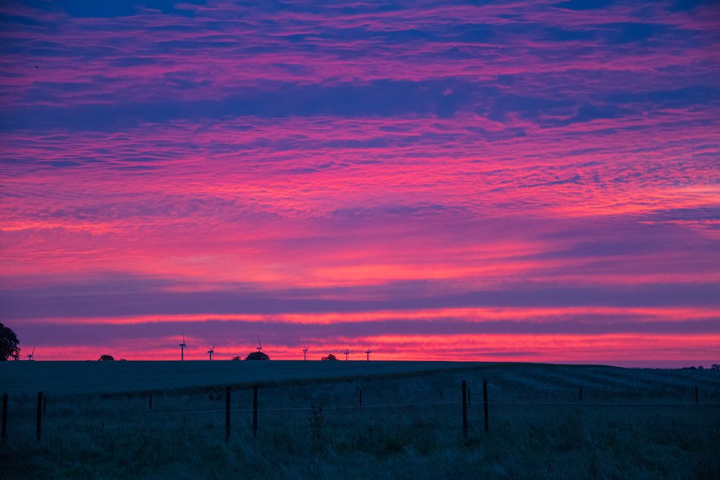 Purple in the Sky: A Fleeting Phenomenon (image credits: flickr)