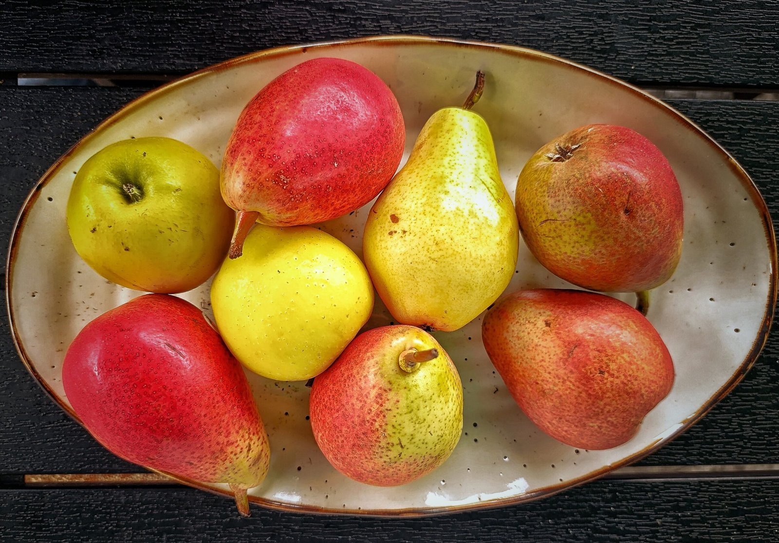 Apples and Pears: The Pome Pretenders (image credits: wikimedia)