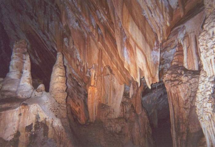 Jenolan Caves: Underground Limestone Cathedrals (image credits: wikimedia)