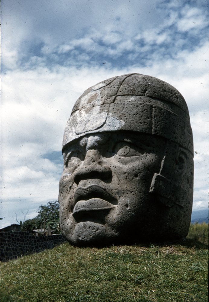 Colossal Heads: Monuments to Unknown Kings (image credits: wikimedia)