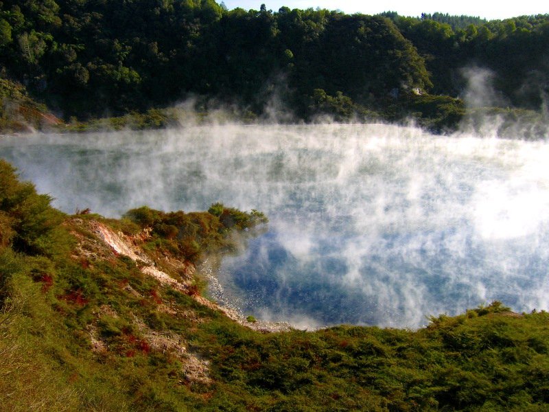 Frying Pan Lake – The World's Largest Hot Spring (image credits: wikimedia)