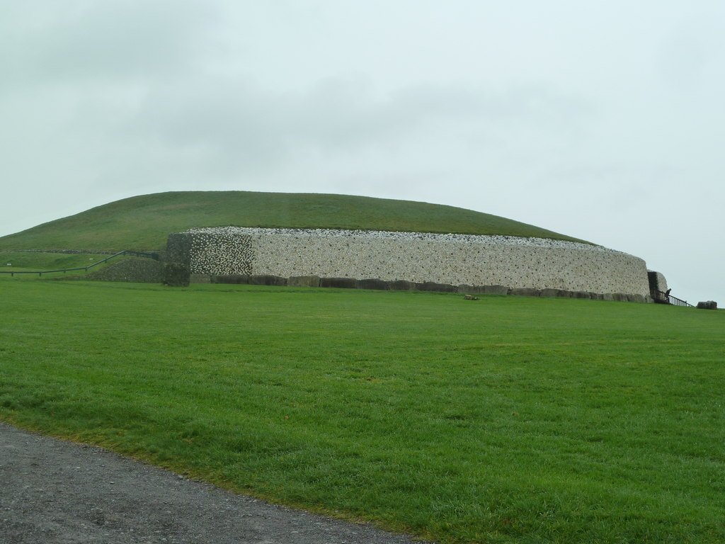 Comparisons to Newgrange (image credits: wikimedia)