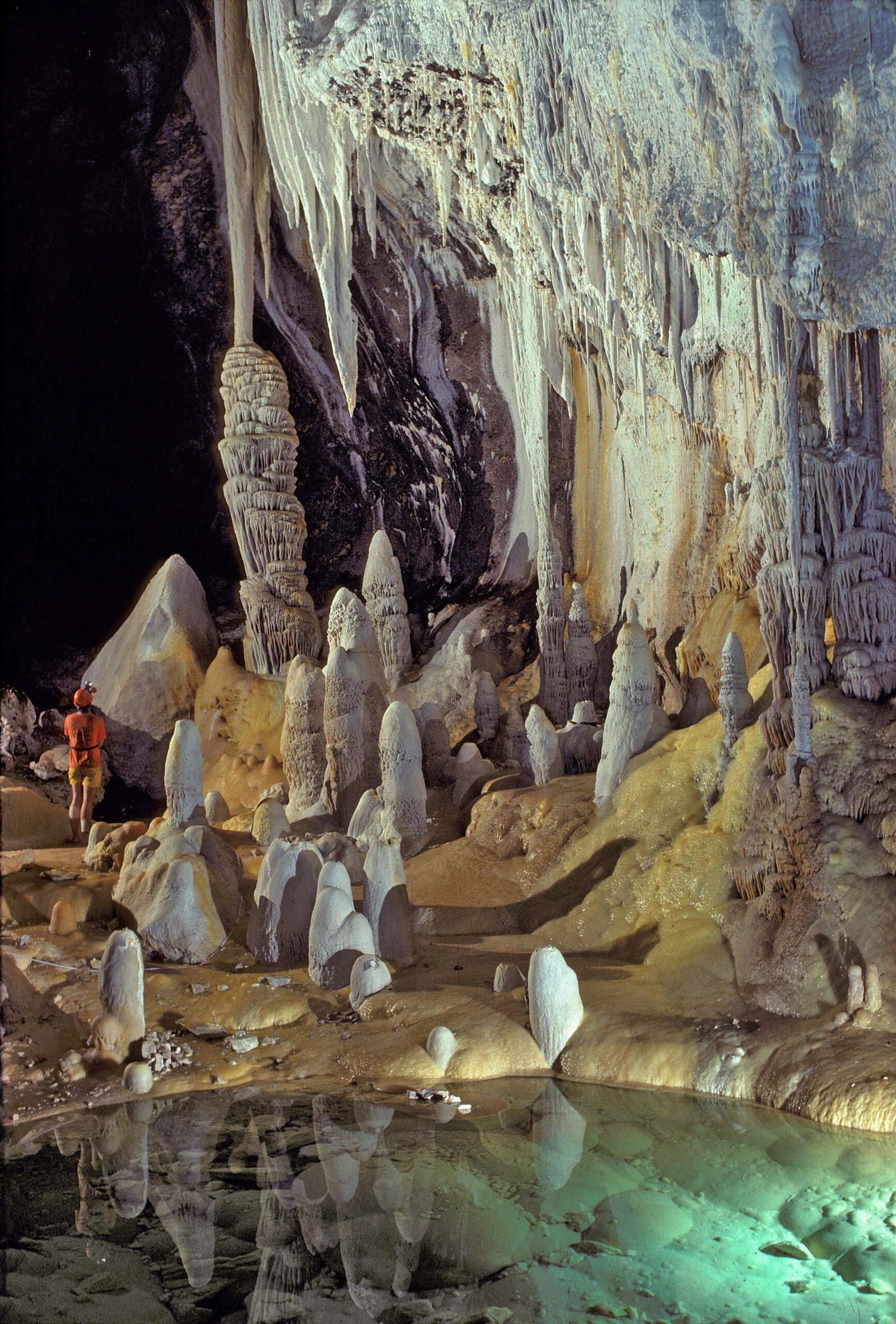 Micro-Climates Within Caves (image credits: wikimedia)