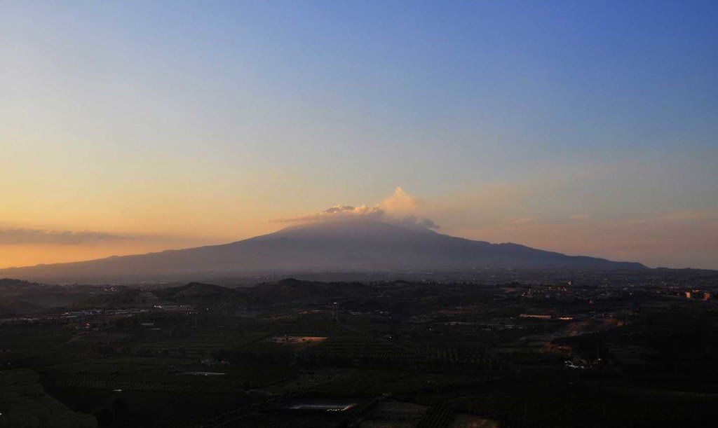 Volcanic Landscapes Meet Cosmic Views (image credits: flickr)
