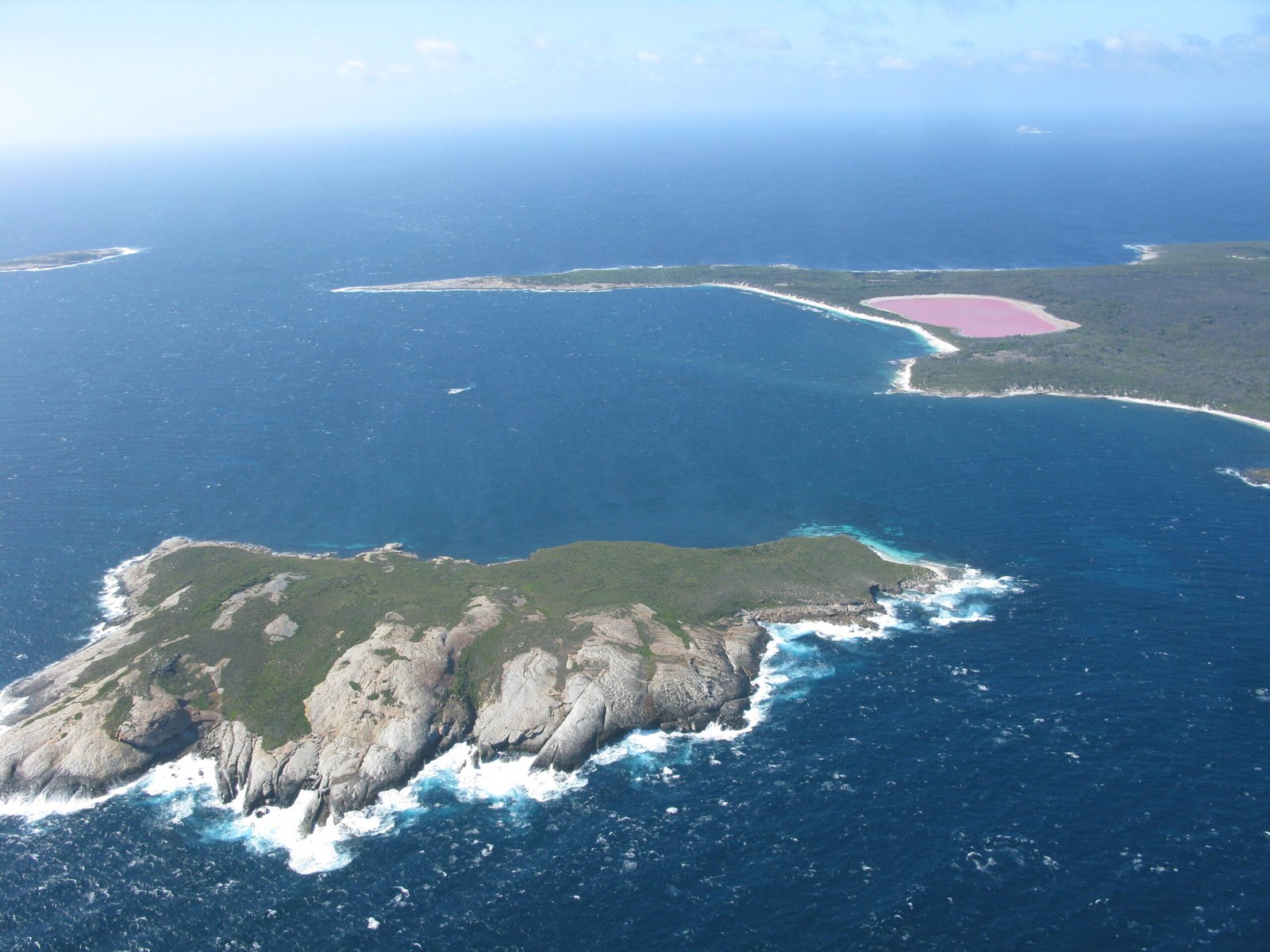 Comparing Lake Hillier to Other Pink Lakes Worldwide (image credits: By Aussie Oc, CC BY-SA 4.0, https://commons.wikimedia.org/w/index.php?curid=42373731)