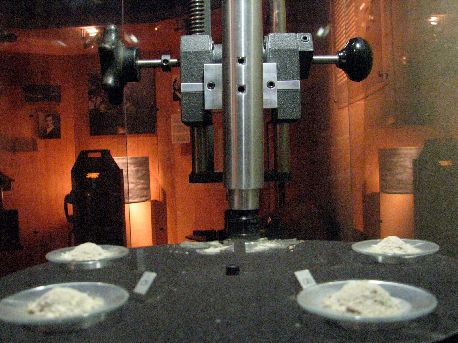 The Psychological Impact on Visitors (image credits: The Museum of Jurassic Technology, CC BY-SA 2.0, https://commons.wikimedia.org/w/index.php?curid=64305418)
