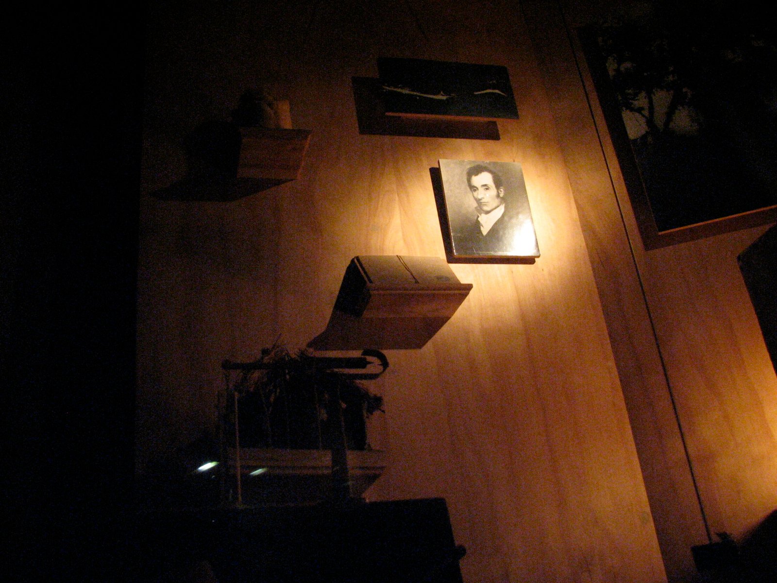 The Role of Atmosphere in Shaping Perception (image credits: The Museum of Jurassic Technology, CC BY-SA 2.0, https://commons.wikimedia.org/w/index.php?curid=64305422)