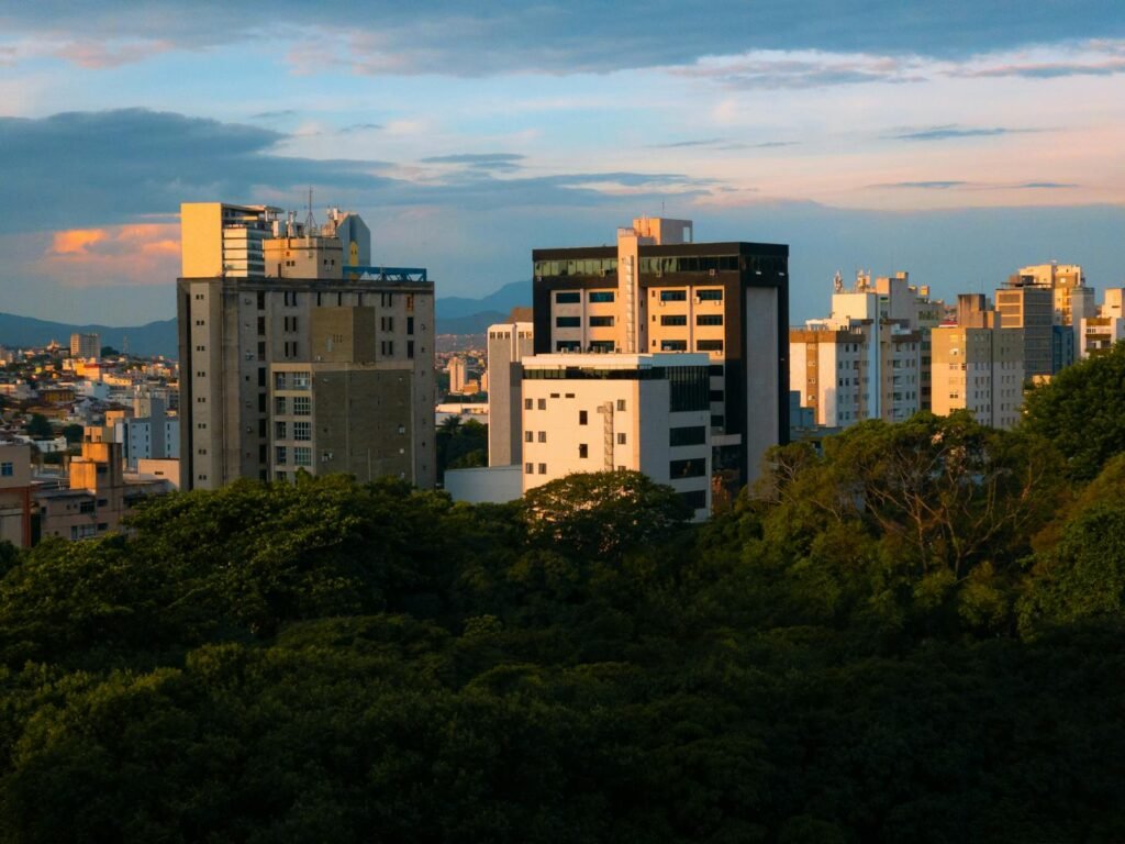 Stunning sunset view of Belo Horizonte's skyline blending nature and urban beauty.