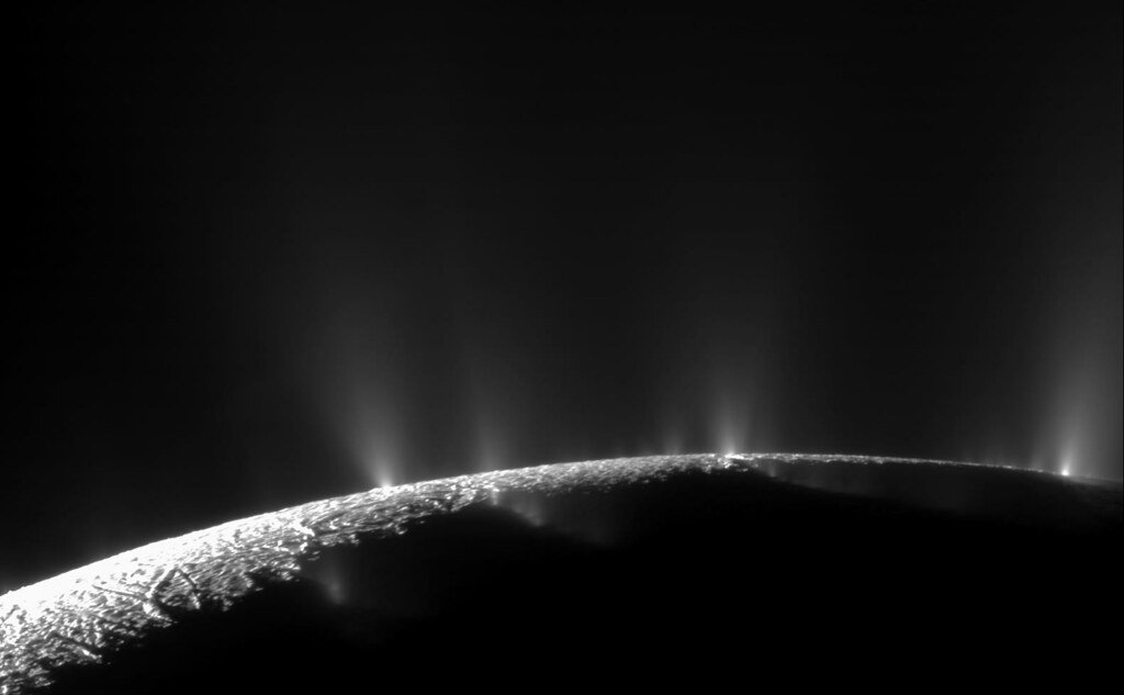 Complex Organics Bubble up from Ocean-world Enceladus. 