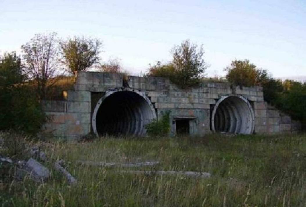 Government Secrecy and Conspiracy Theories (image credits: wikimedia)