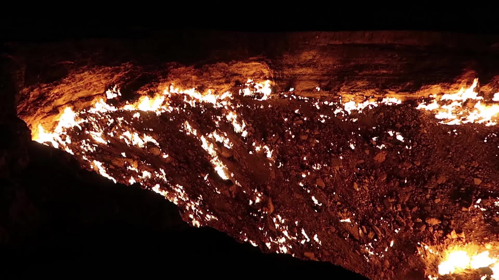 The “Door to Hell” in Turkmenistan – A Burning Crater That’s Been Ablaze for 50 Years