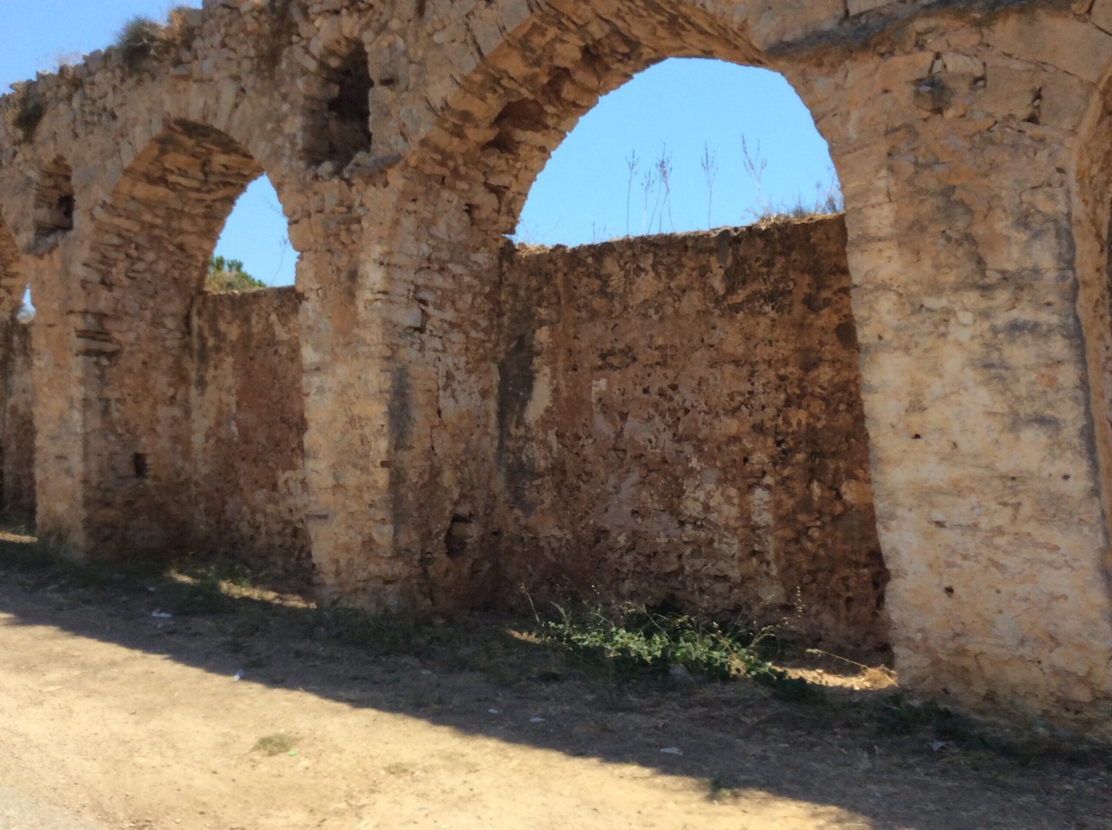 The Aqueduct System That Defied Gravity (image credits: wikimedia)