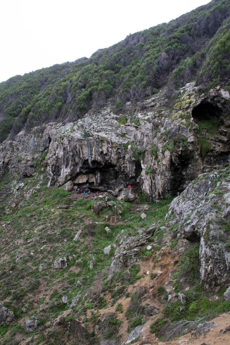 Blombos Cave: The Birthplace of Modern Behavior (image credits: By Vincent Mourre / Inrap, CC BY-SA 3.0, https://commons.wikimedia.org/w/index.php?curid=11912170)