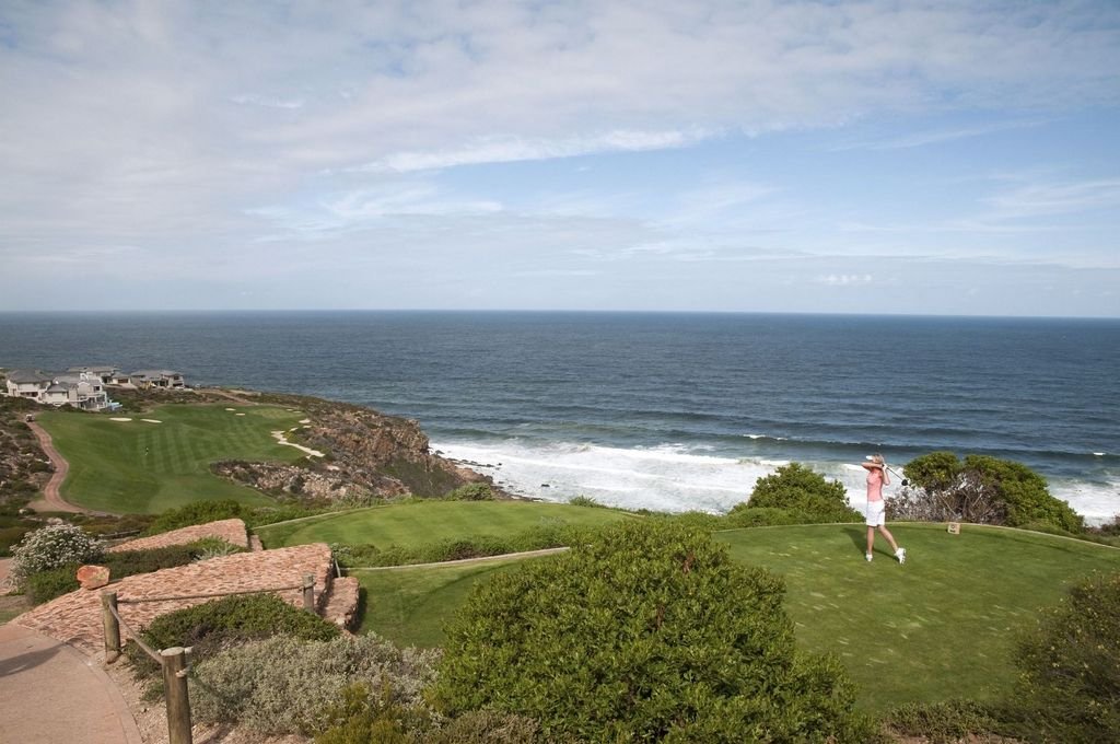 Pinnacle Point: The Coastal Refuge (image credits: Golf at Pinnacle Point, Western Cape, CC BY 2.0, https://commons.wikimedia.org/w/index.php?curid=67602780)