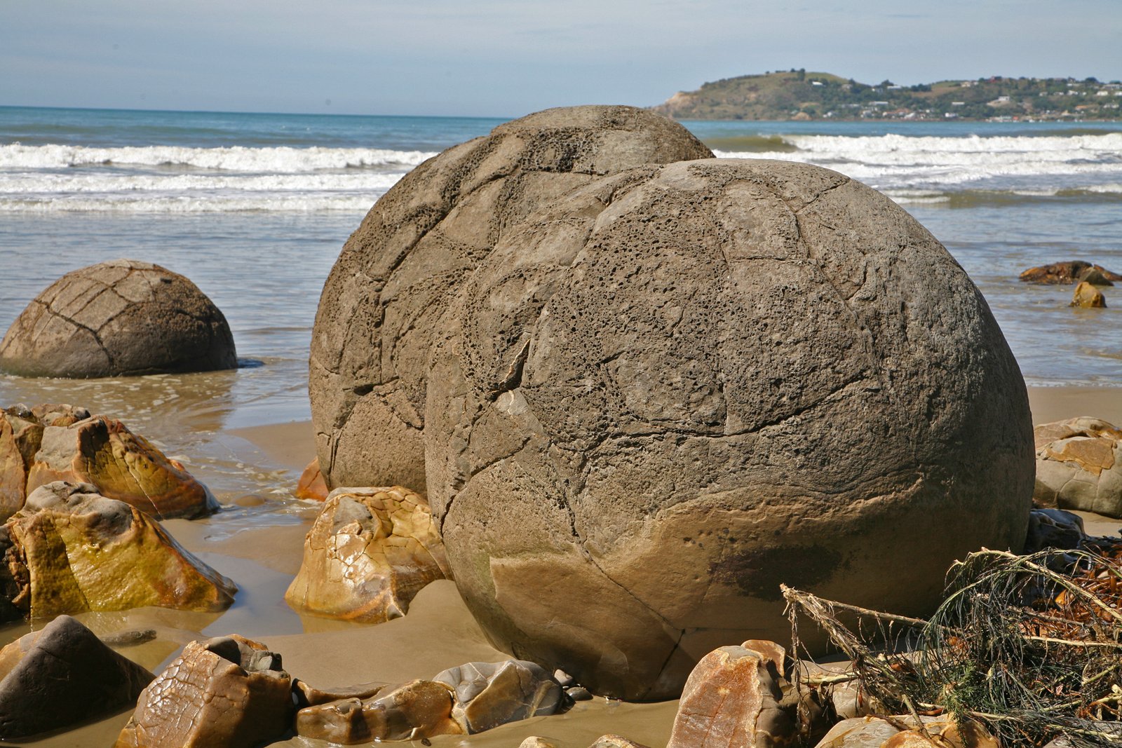 Similar Formations in New Zealand and Beyond (image credits: By W. Bulach, CC BY-SA 4.0, https://commons.wikimedia.org/w/index.php?curid=64535149)