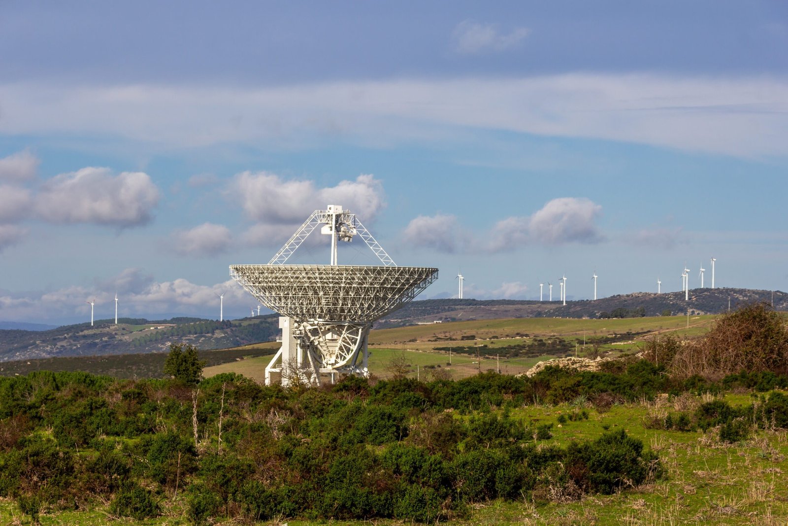Radio Telescopes: Listening to the Past (image credits: wikimedia)