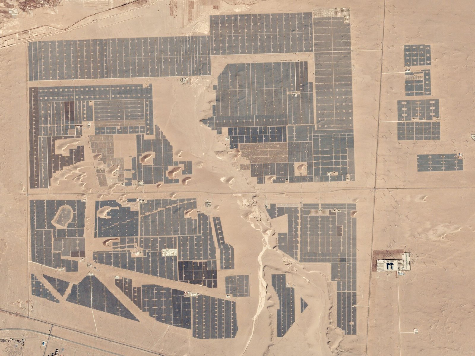 Satellite Solar Farms Inspire Earth-Based Giants (image credits: wikimedia)