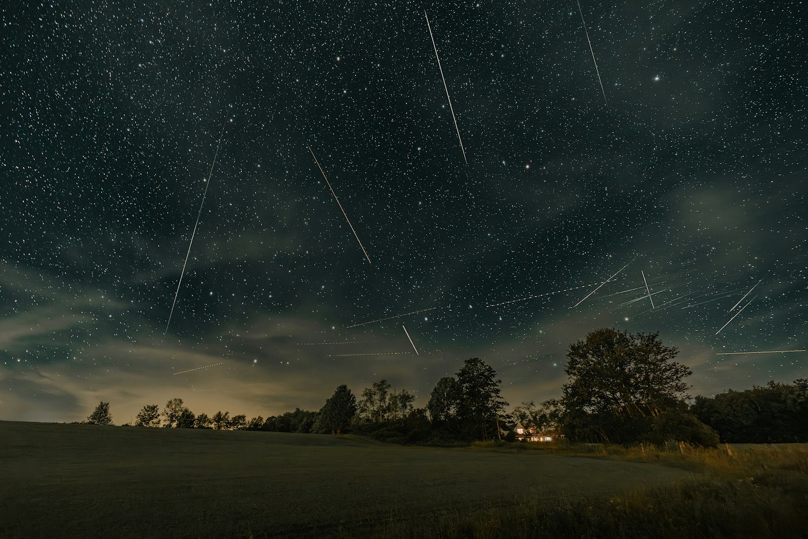Perseids 2025 Viewing Guide: Catch the Shooting Stars Before the Moonlight Spoils the Show
